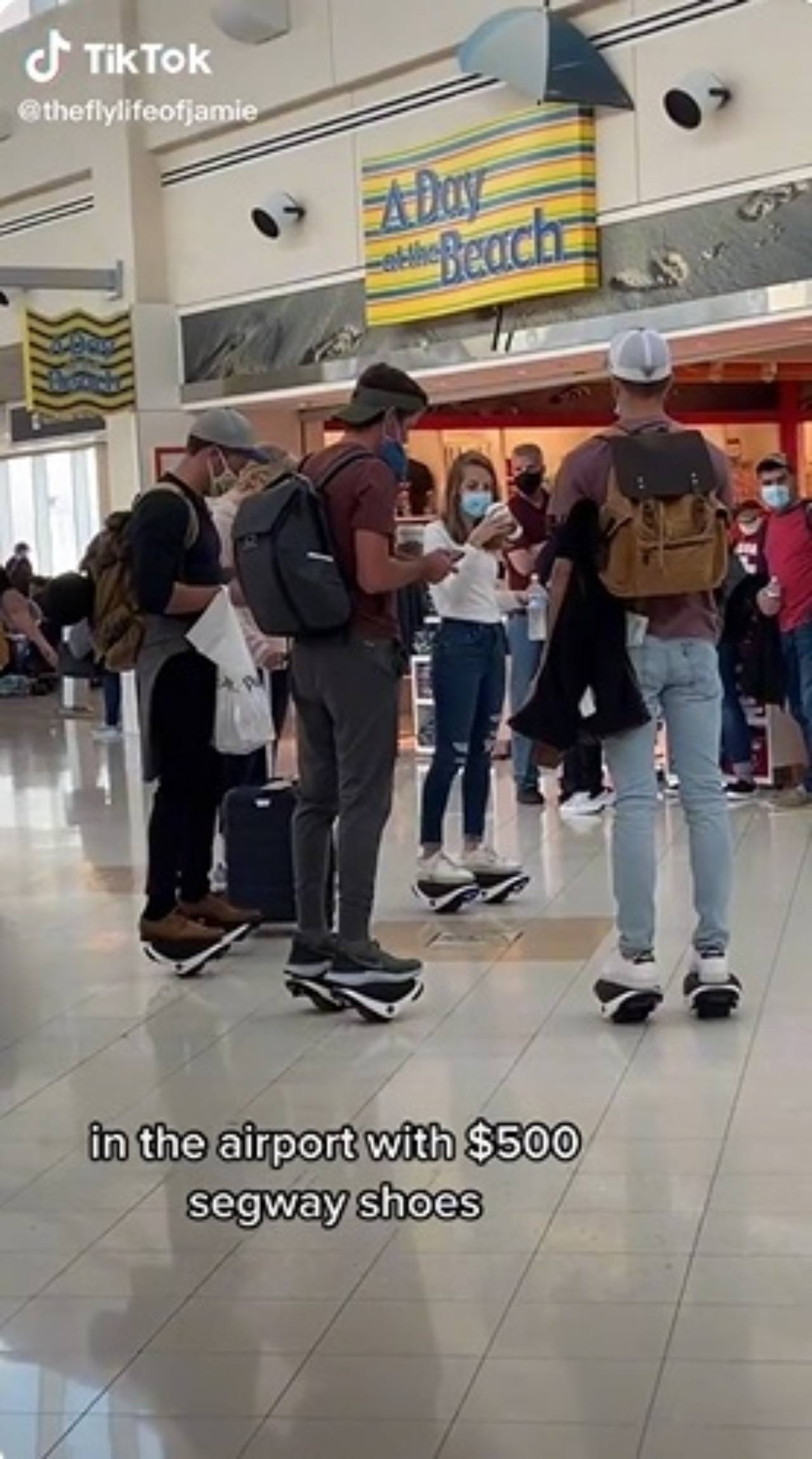 Familia usa patines electricos aeropuerto ricos