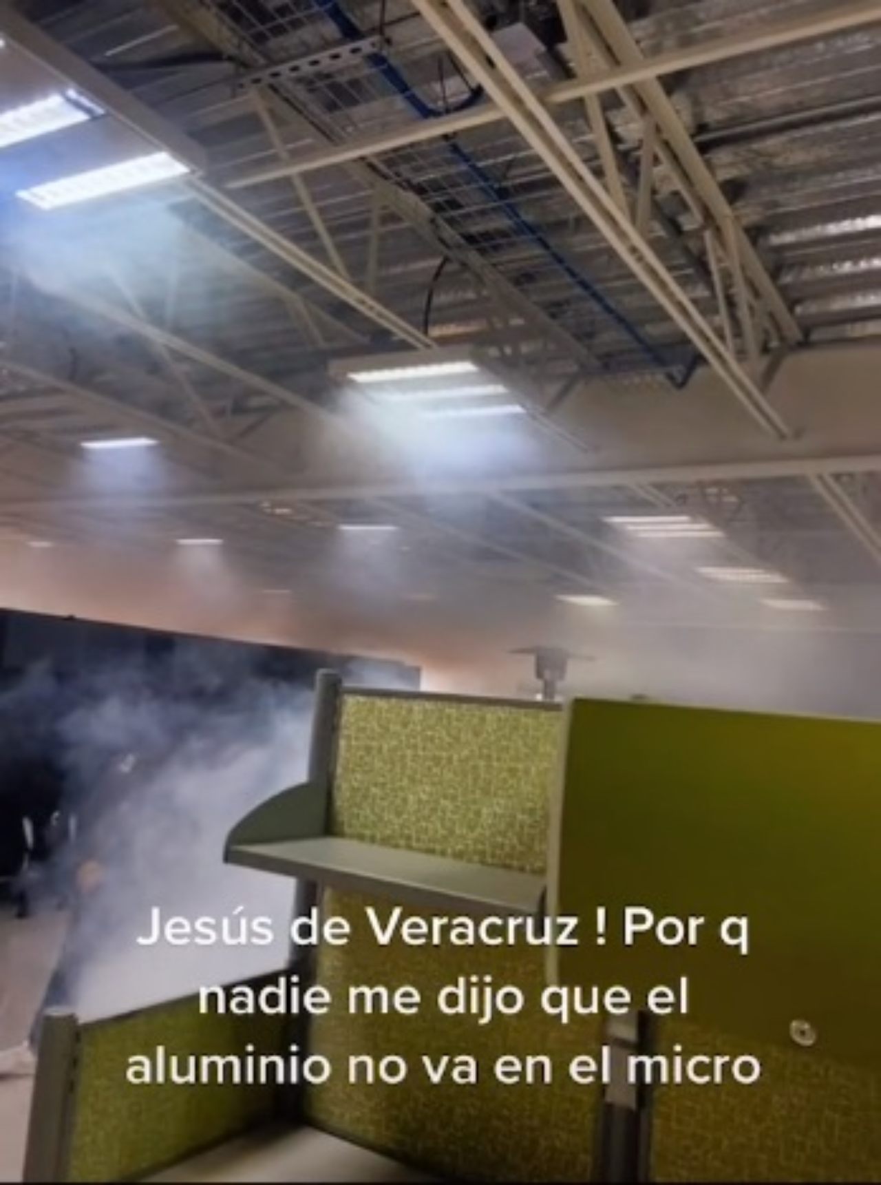 Godin casi incendia oficina por calentar topers