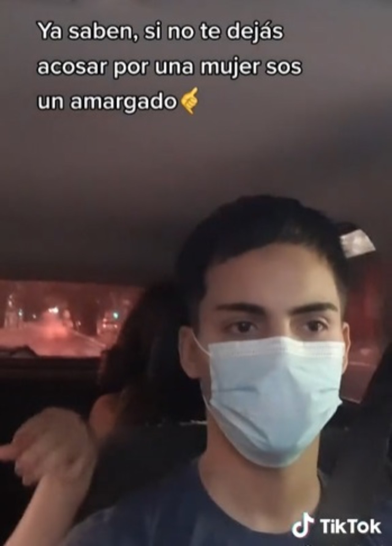 Mujer acosa taxista se vuelve viral