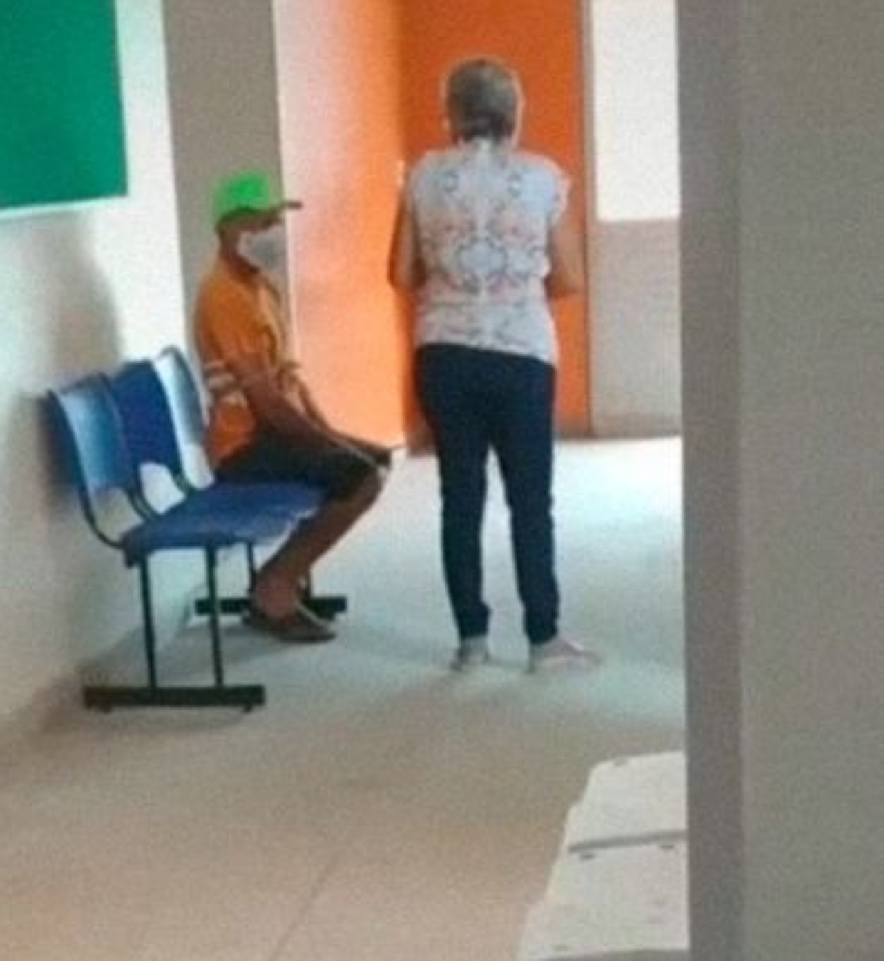 Mujer amarra esposo vacuna covid brasil