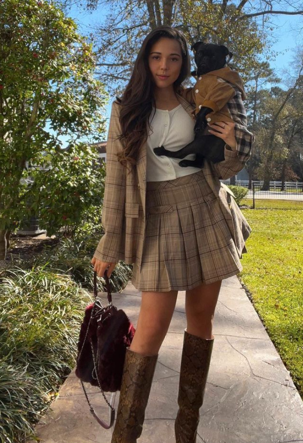 angela aguilar desplzada hermana