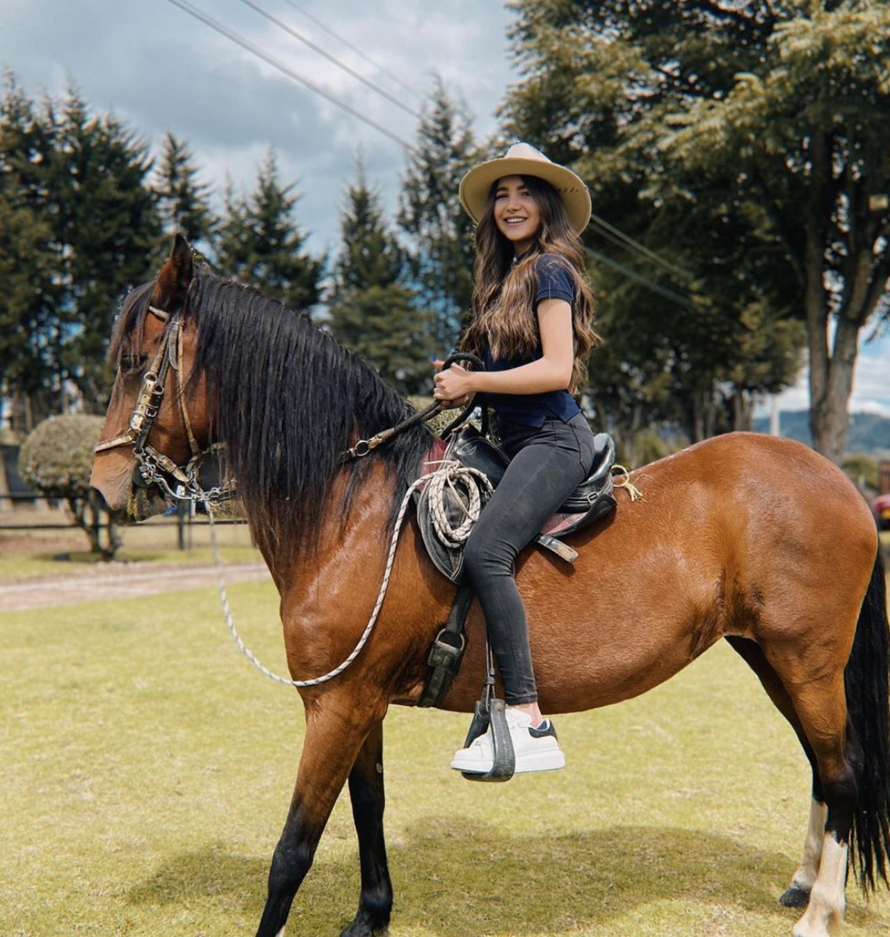 shaira colombiana canta mariachi
