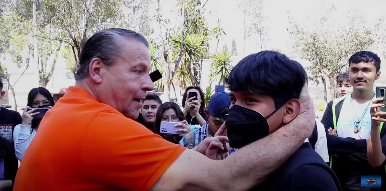 Alfredo Adame baja a morro por los chescos