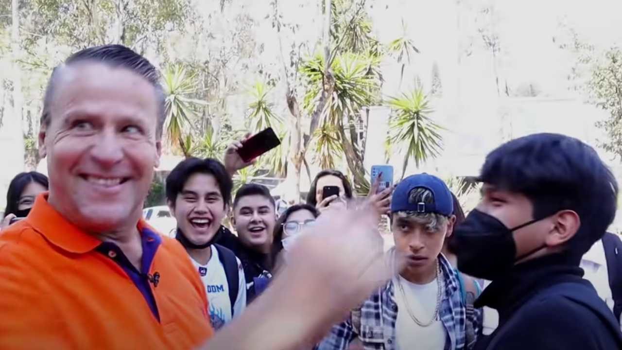 Alfredo Adame pelea con adolescentes y baja a uno por los chescos