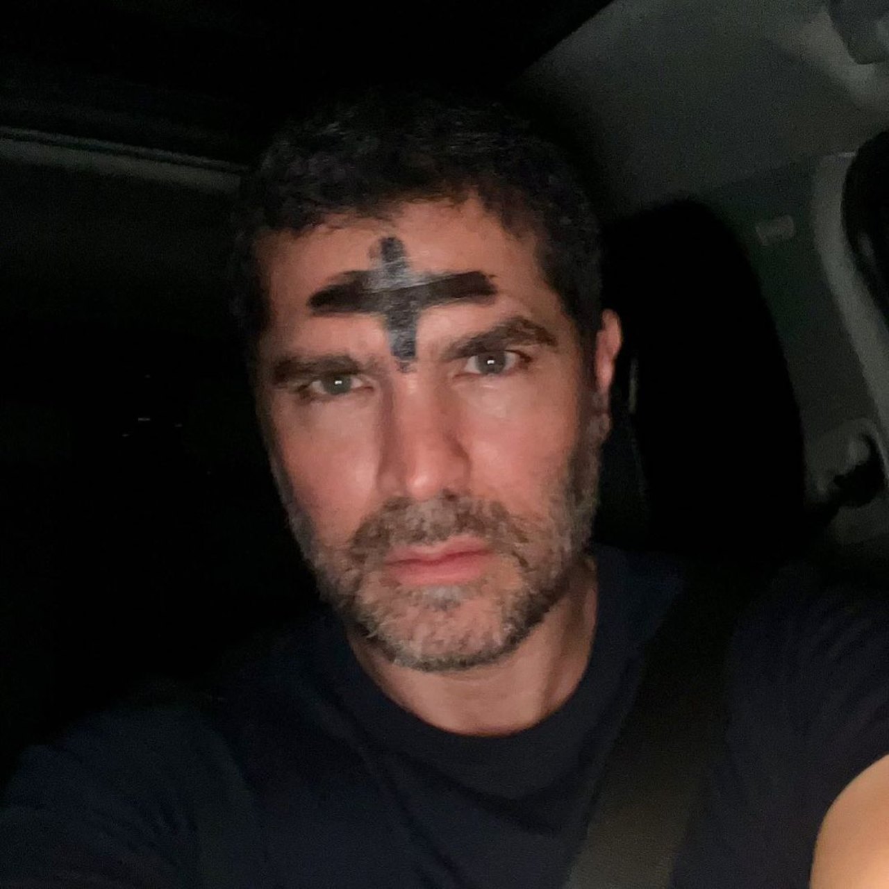 Eduardo Verastegui burlas cruz frente ceniza