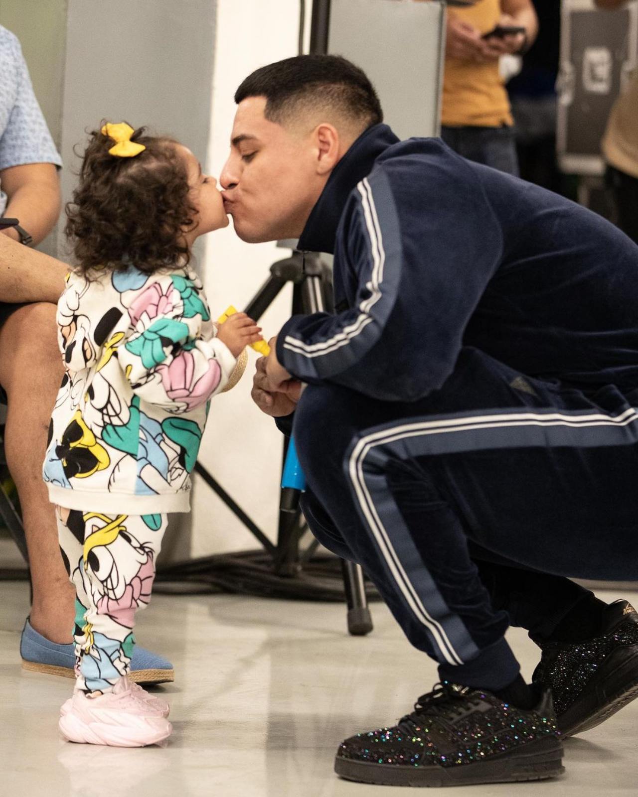 Eduin Caz hija beso