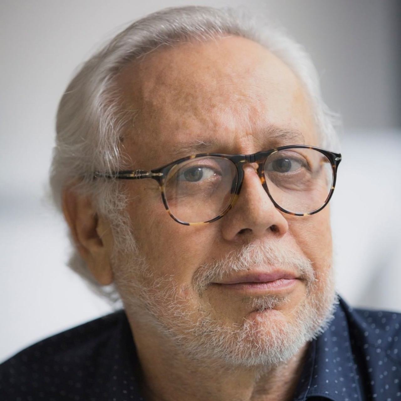 Luis de Llano acusaso abuso hermana