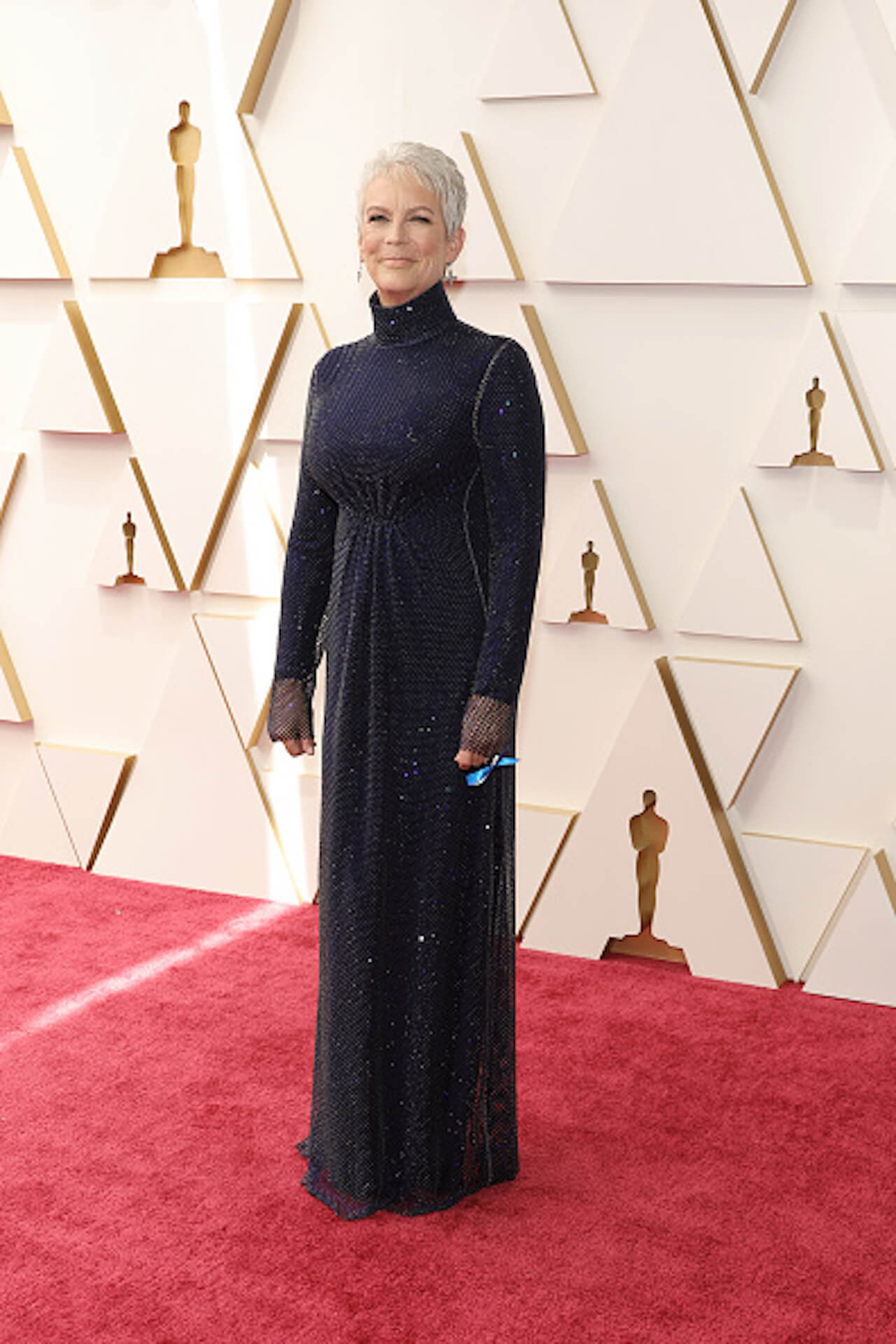 Jamie Lee Curtis en la alfombra roja premios Oscar 2022