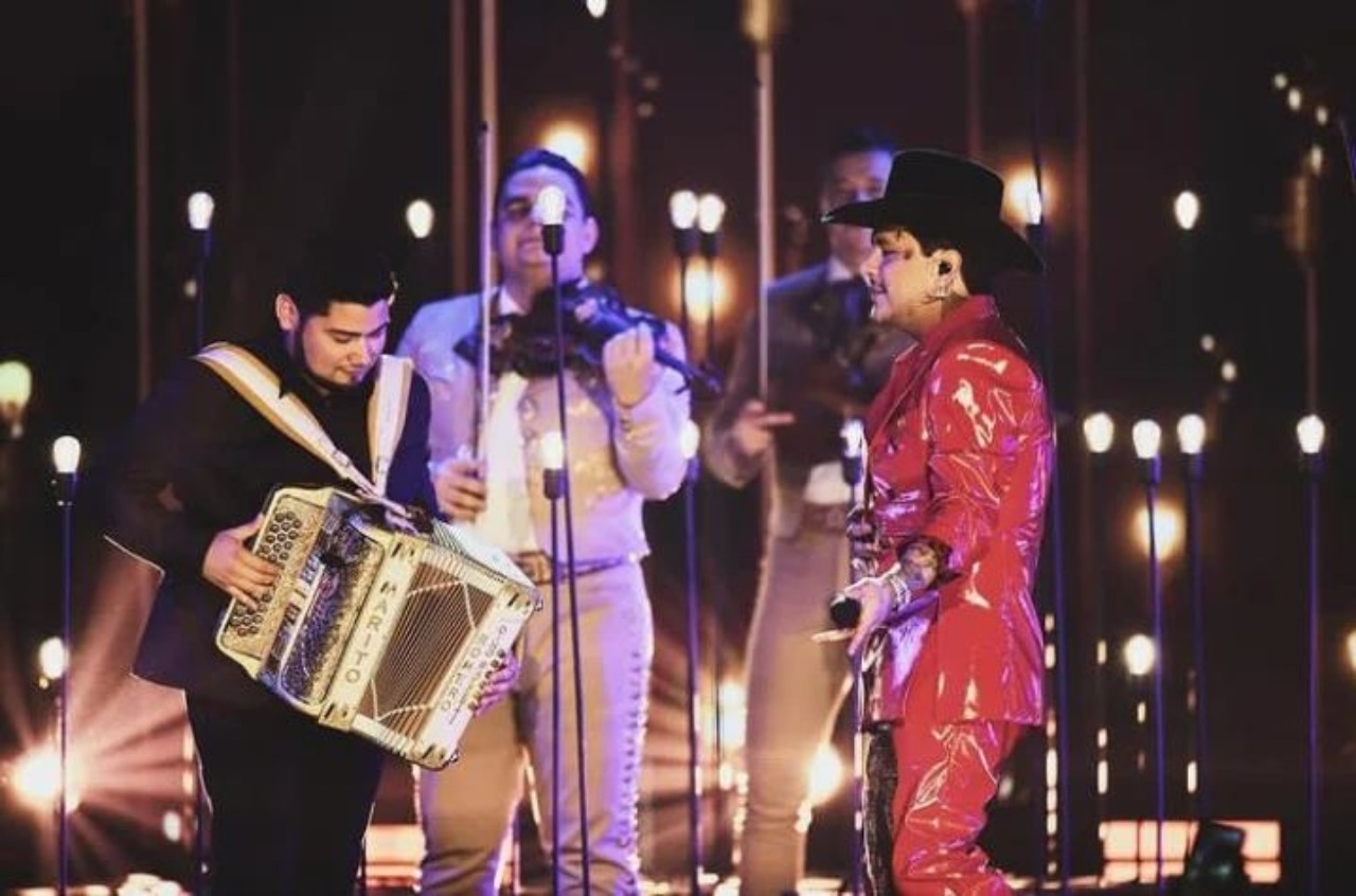 Nodal Premio Lo nuestro llorando mientras canta