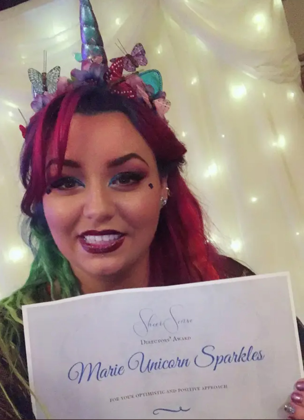mujer cambia nombre identidad unicornio