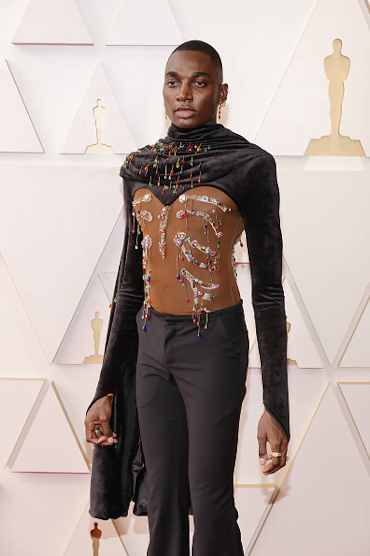 Rickey Thompson en la alfombra roja premios Oscar 2022