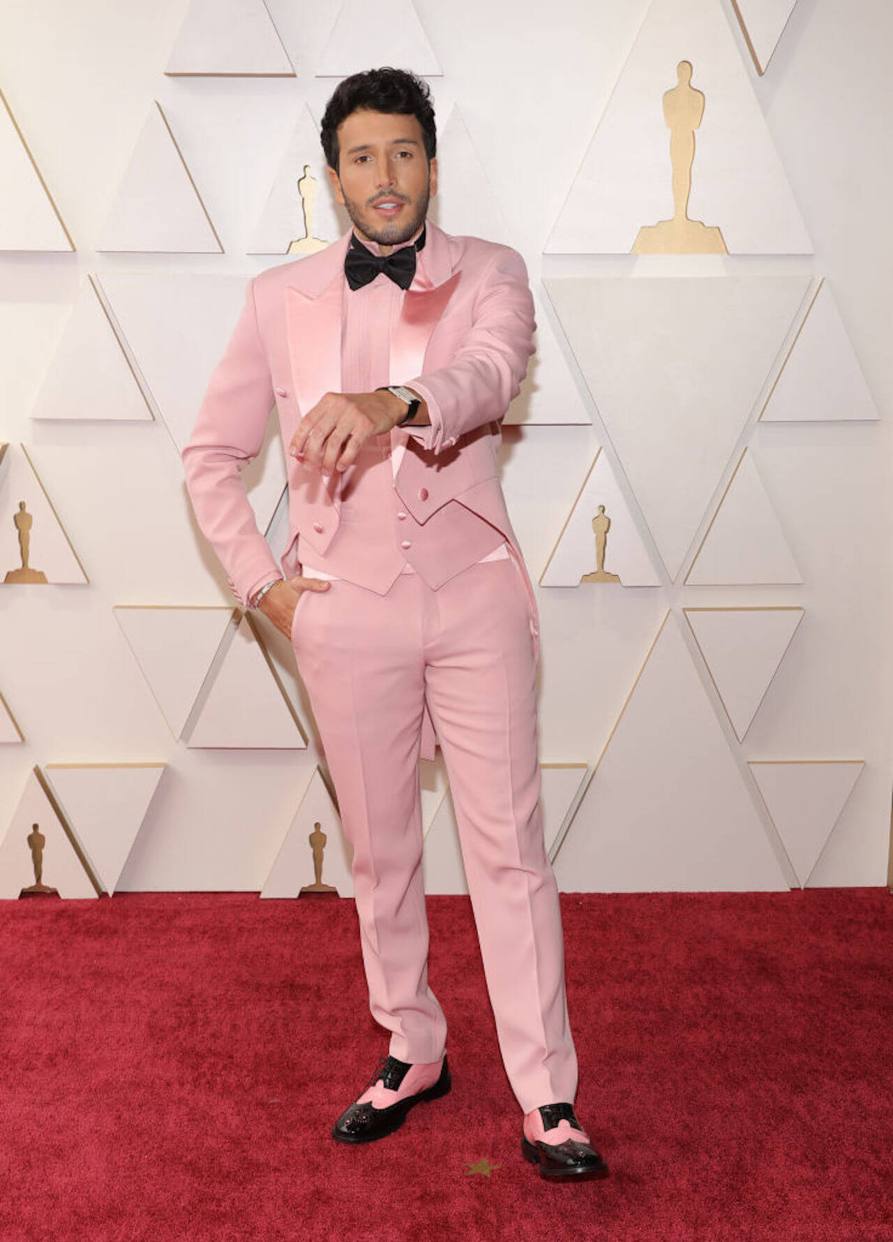 Sebastián Yatra en la Alfombra Roja de los premios OSCAR 2022