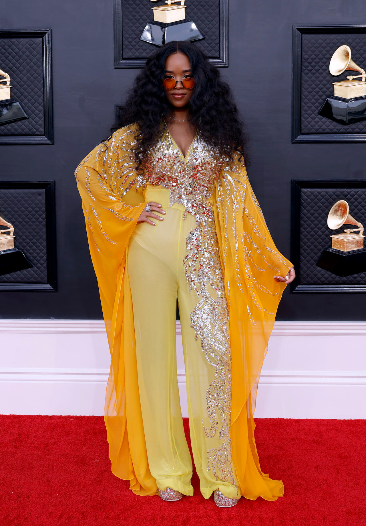 H.E.R. en la alfombra roja Grammys 2022