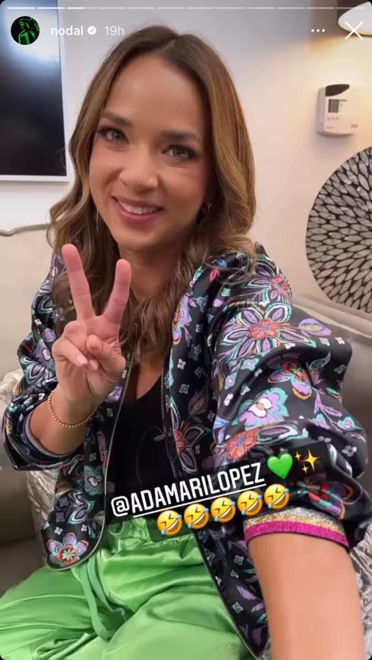 Adamari Lopez mano tatuaje Christian Nodal
