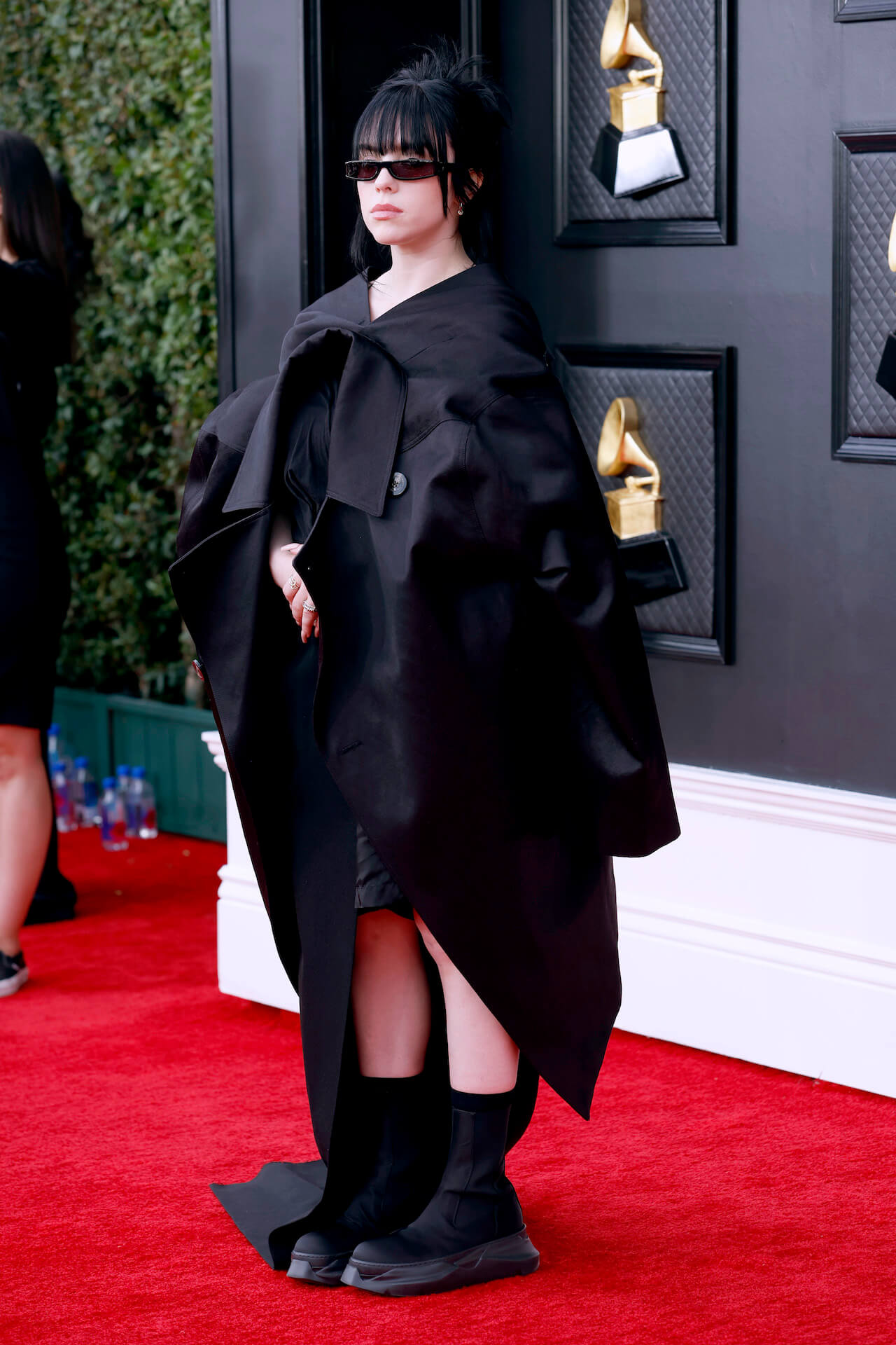Billie Eilish en la alfombra roja de los Grammys 2022