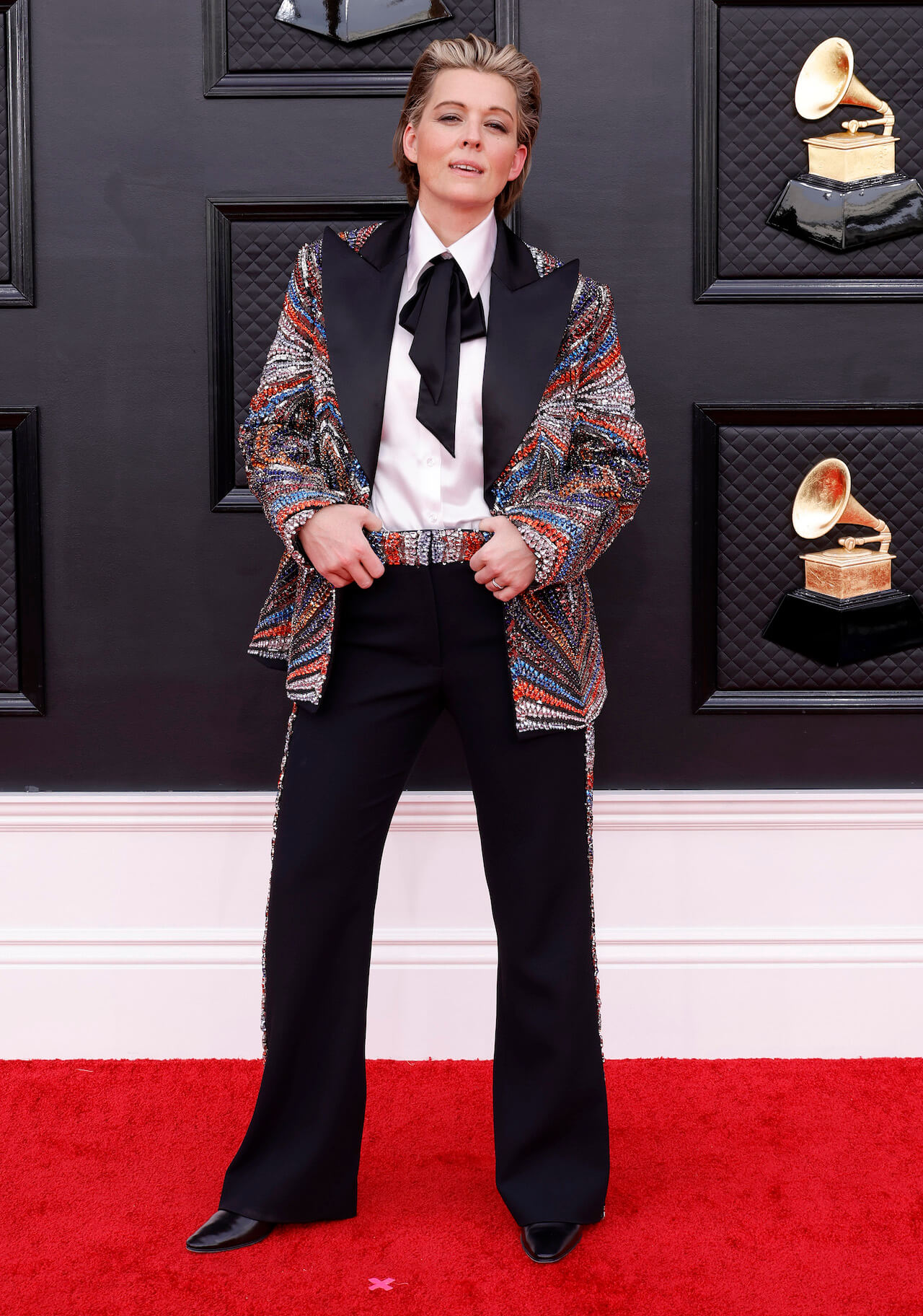 Brandi Carlile en la alfombra roja de los Grammys 2022