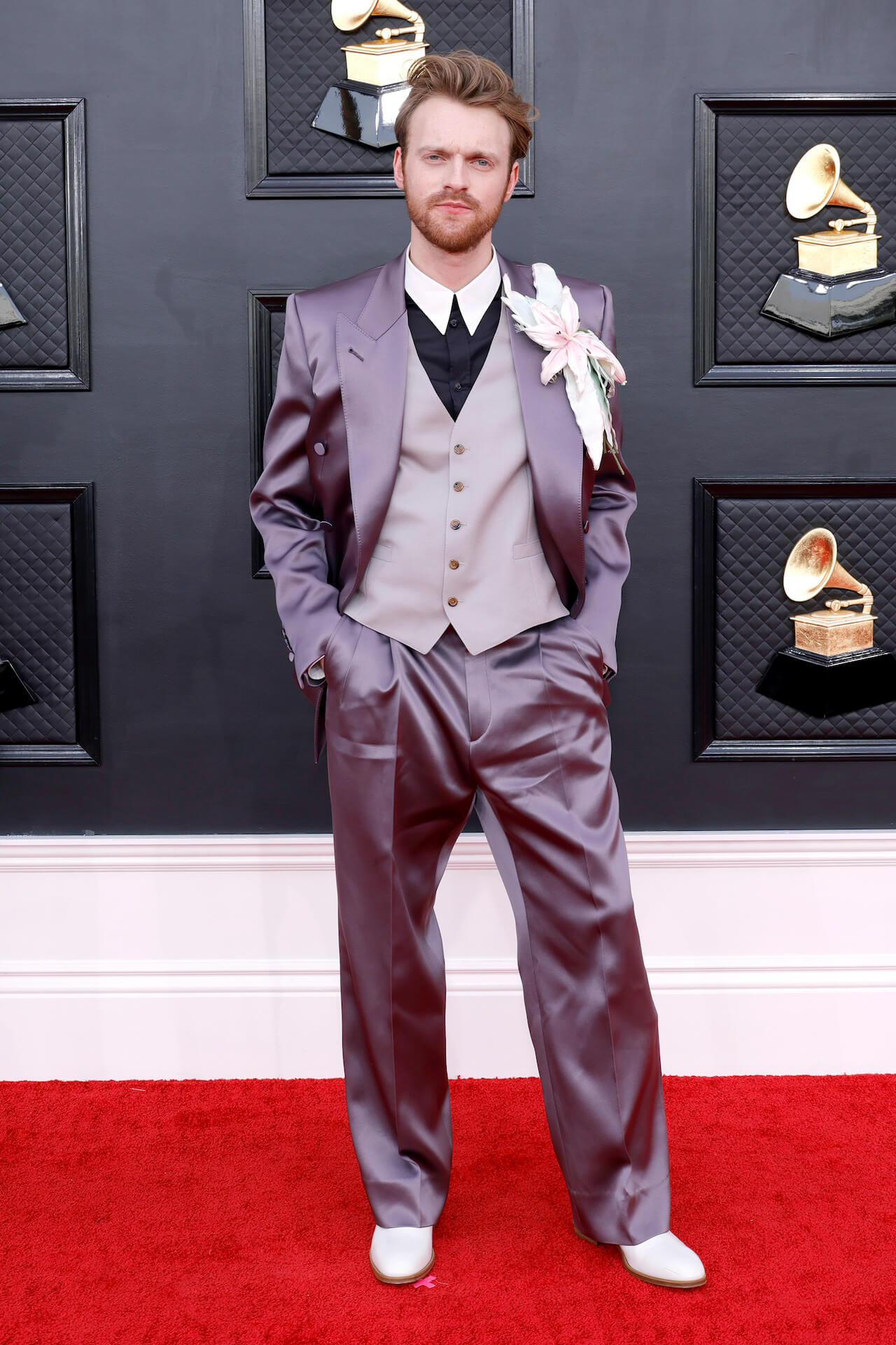 Finneas en la alfombra roja Grammys 2022