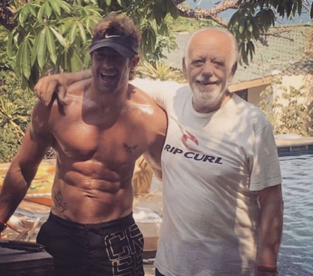 gabriel Soto celebra cumpleaños identico papa