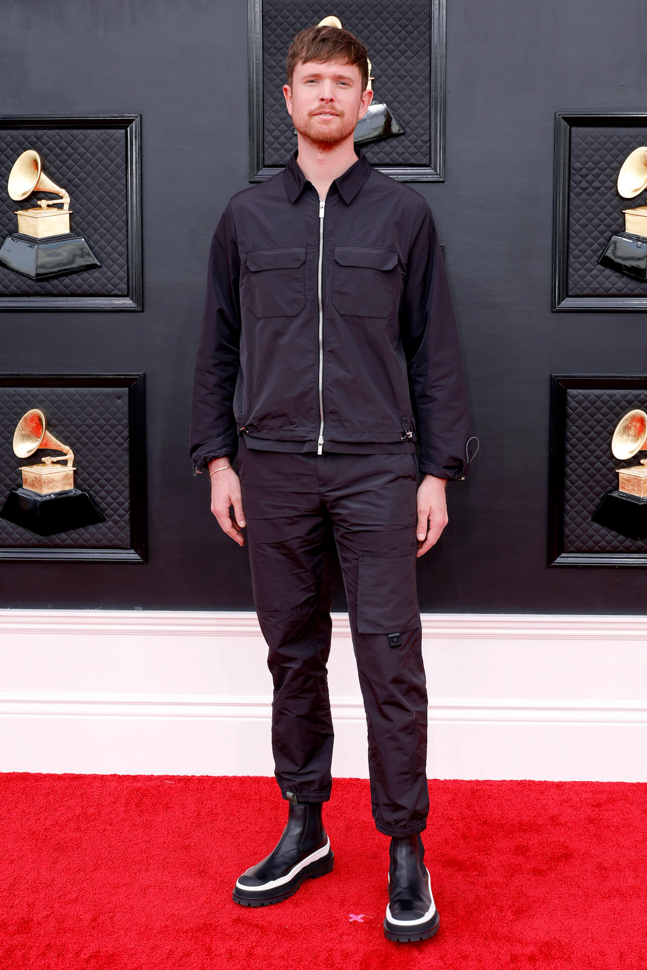 James Blake en la alfombra roja de los Grammys 2022