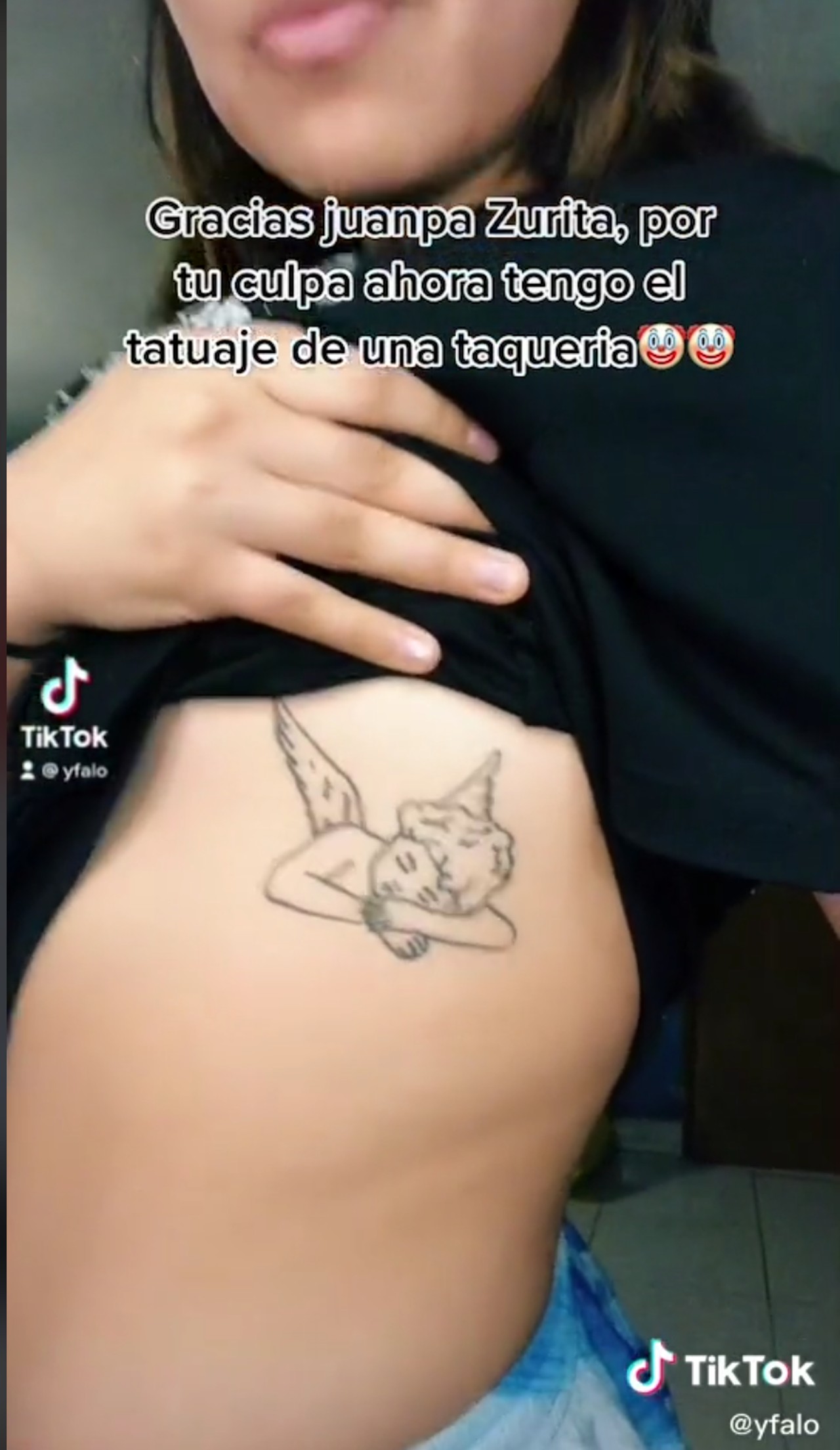 joven tatuada logo tacos juanpa zurita