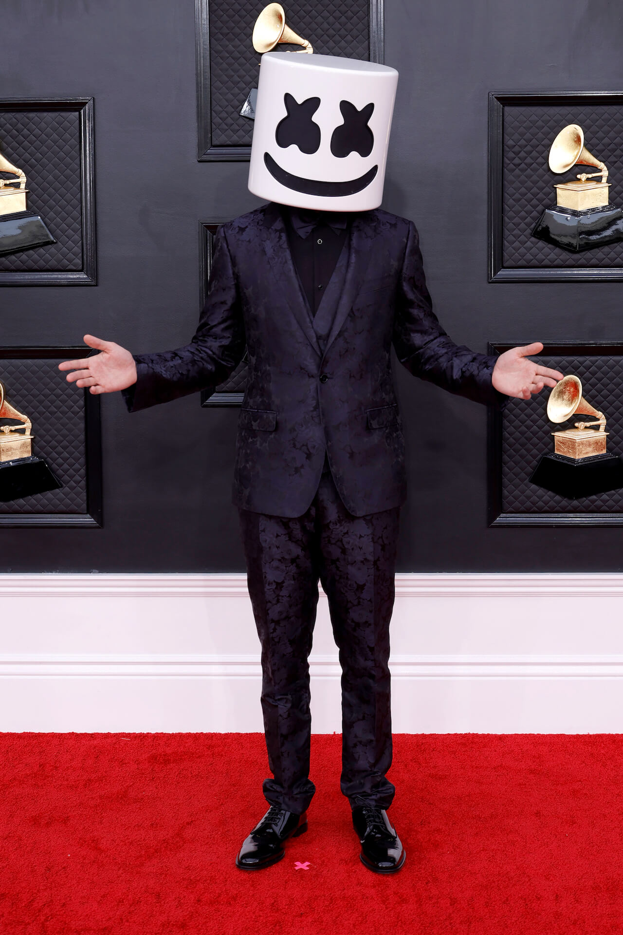 Marshmello en la alfombra roja Grammys 2022