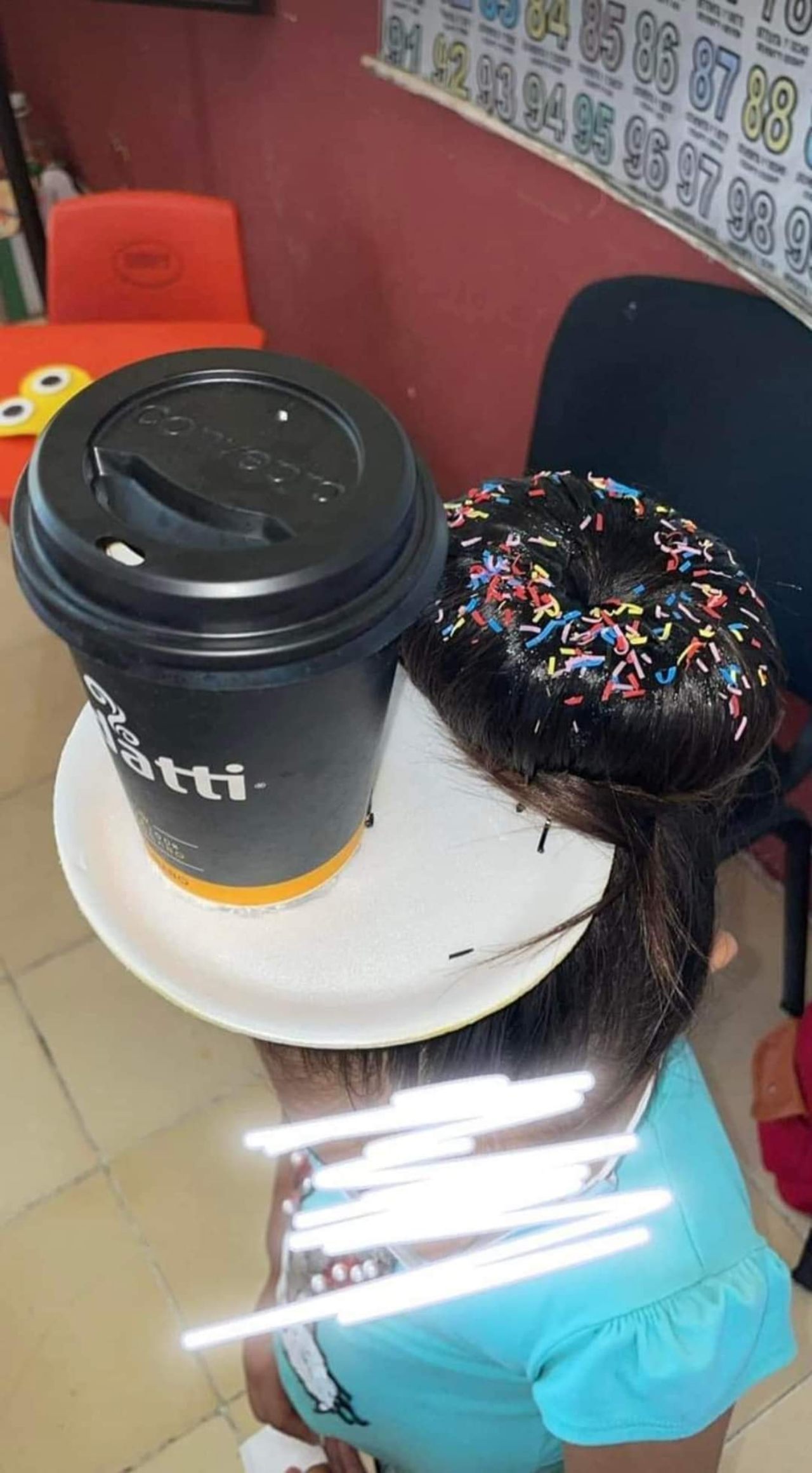 peinado loco vaso de café y dona