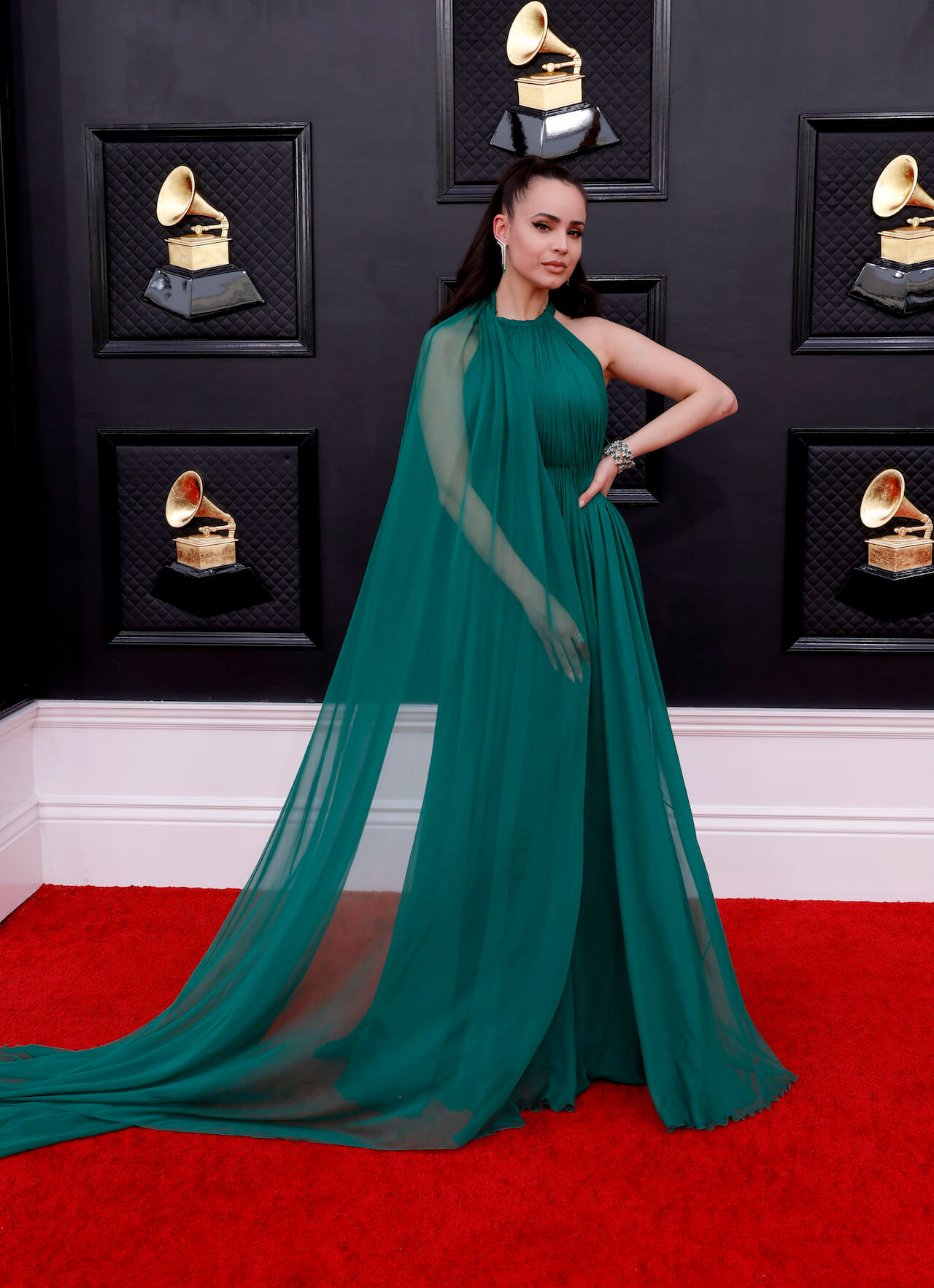 Sofia Carson en la alfombra roja de los Grammys 2022