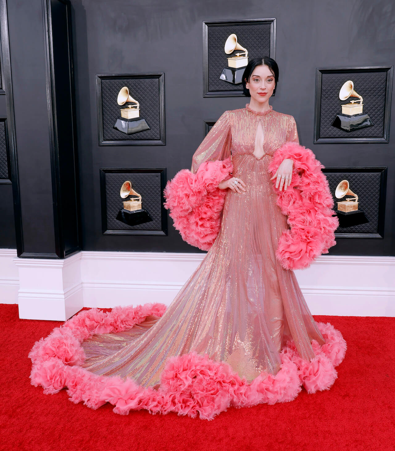 St. Vincent en la alfombra roja Grammys 2022