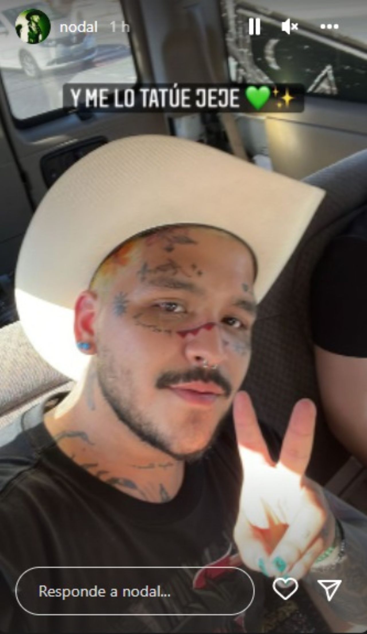 Nodal nuevo tatuaje cara divide dos
