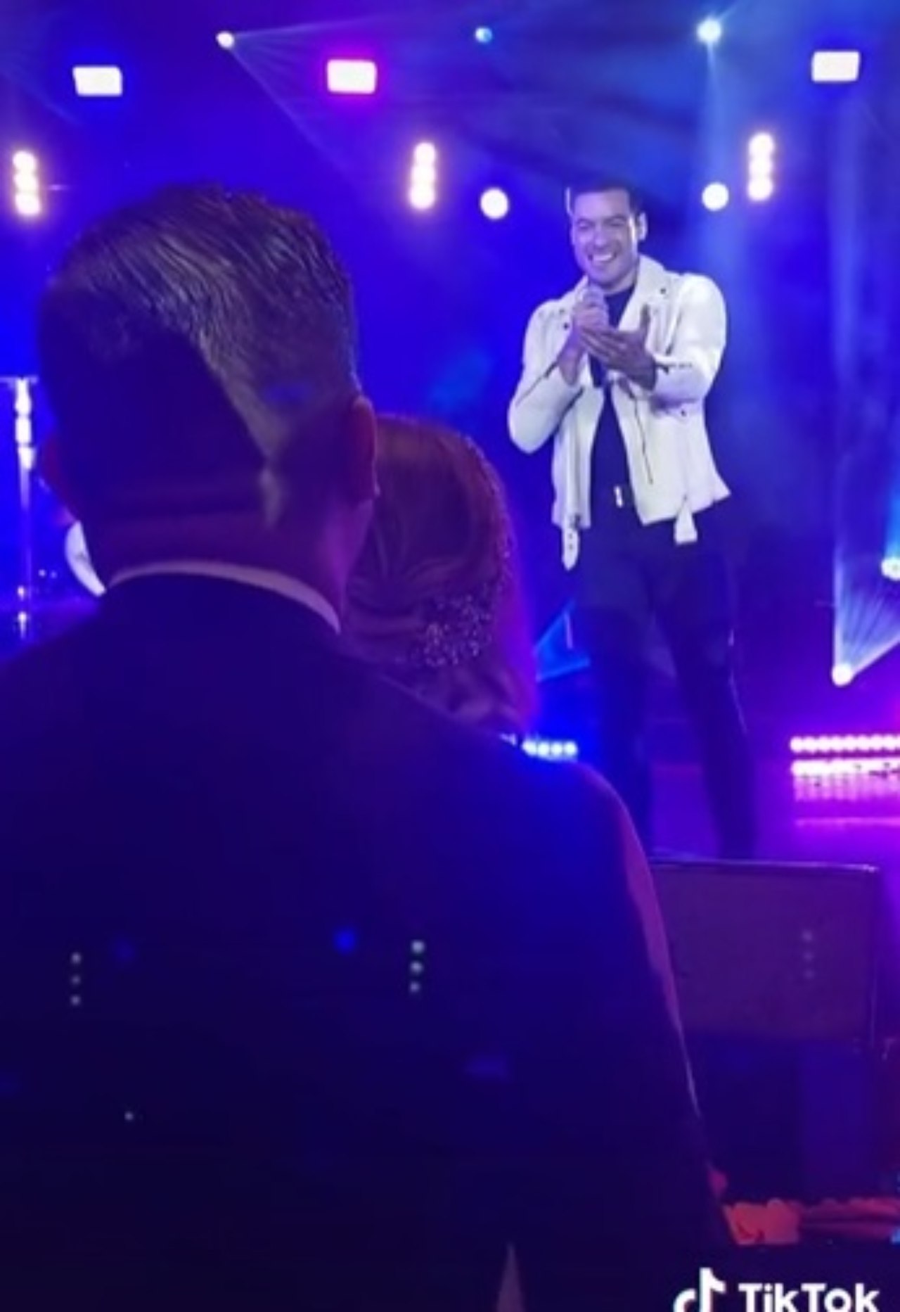 Carlos Rivera se aparece boda sorpresa