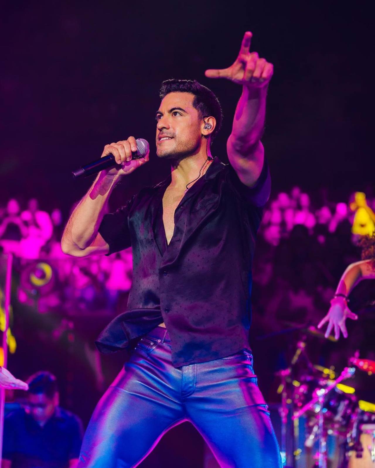 Carlos Rivera se aparece boda cantarle novios