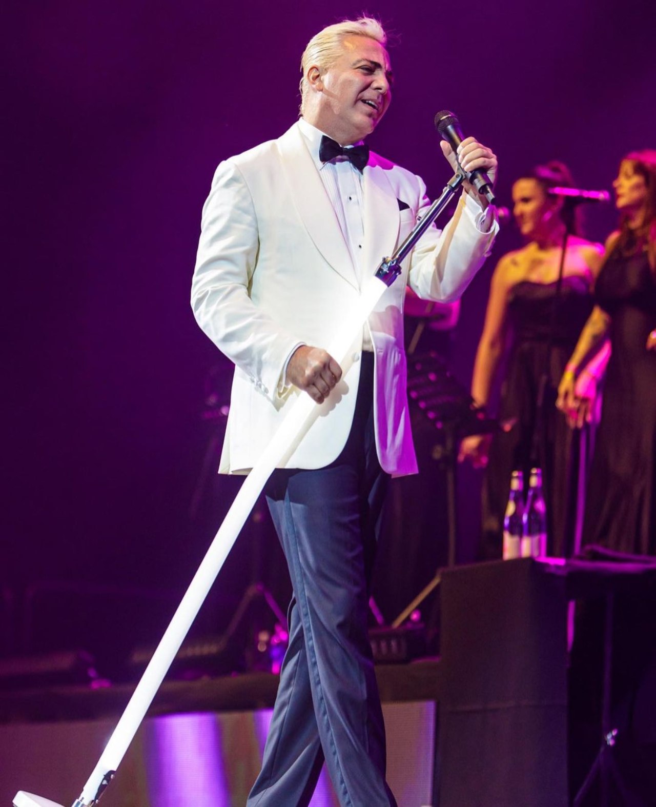 Cristian Castro comparado con Beetlejuice look