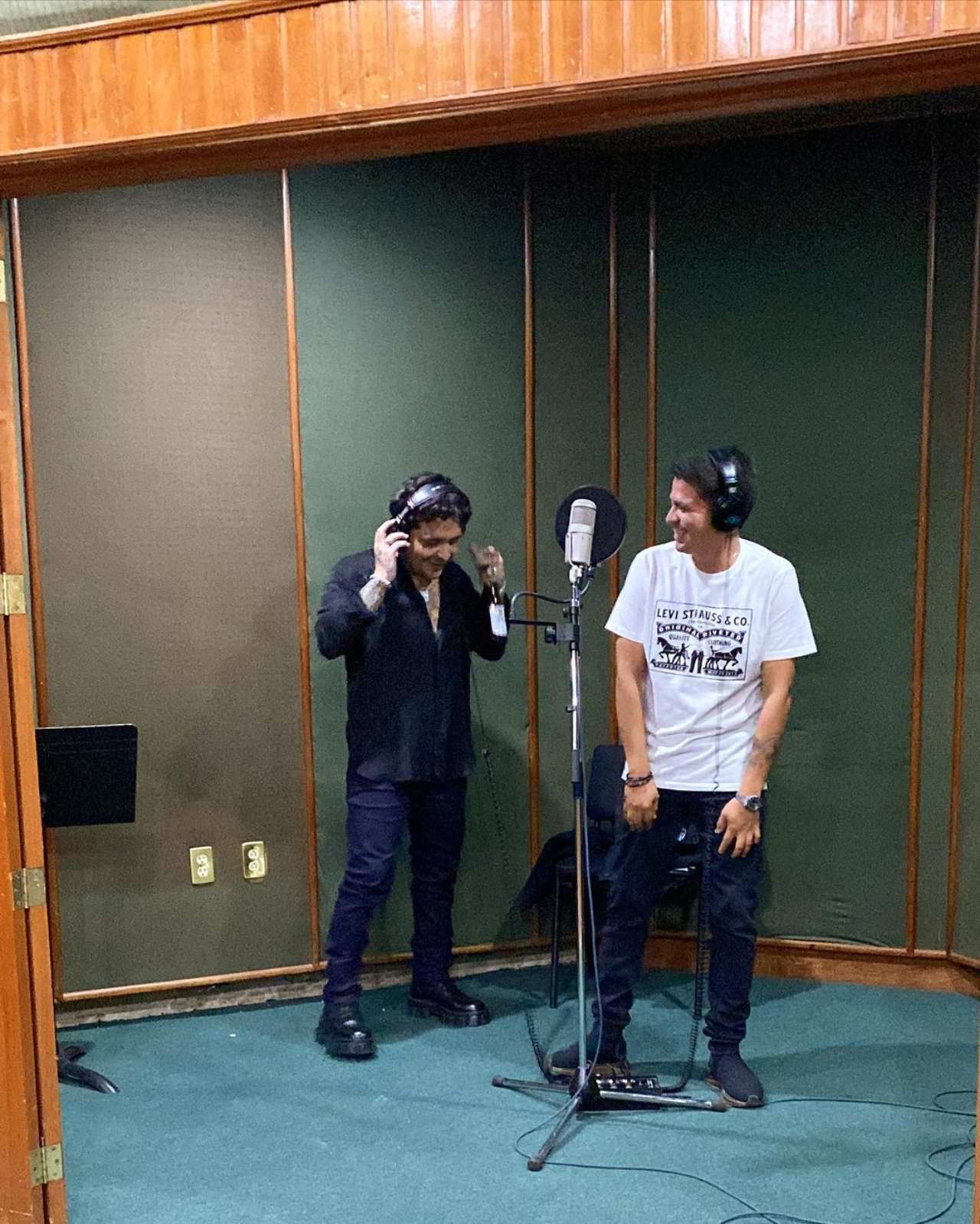 Nodal firma a su hermano disquera