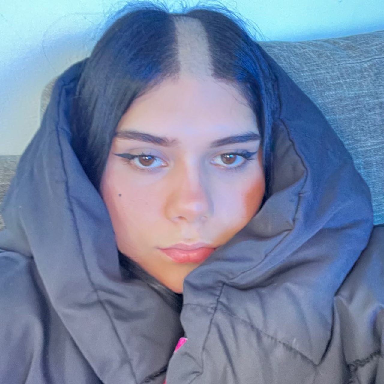 Influencer raya pelona en medio cabello