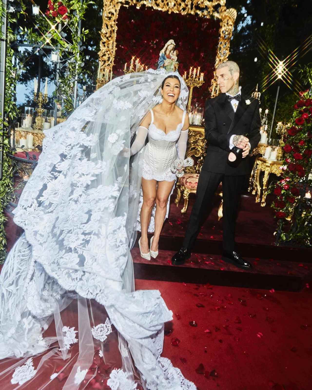 Kourtney Kardashian bebe el smen de Travis Barker
