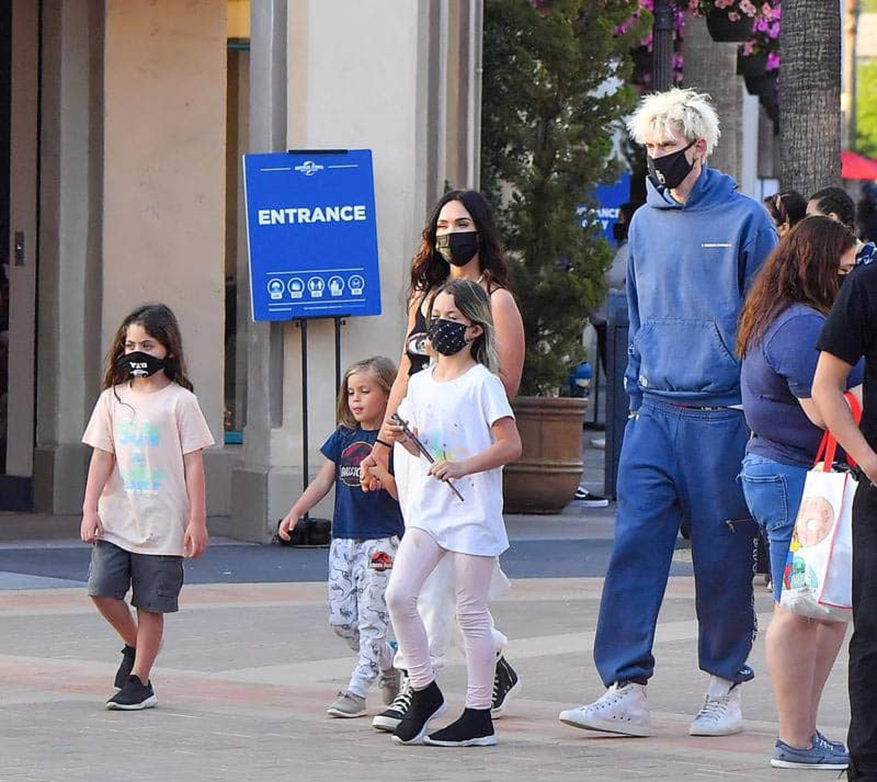 hijo megan fox vestidos defendió