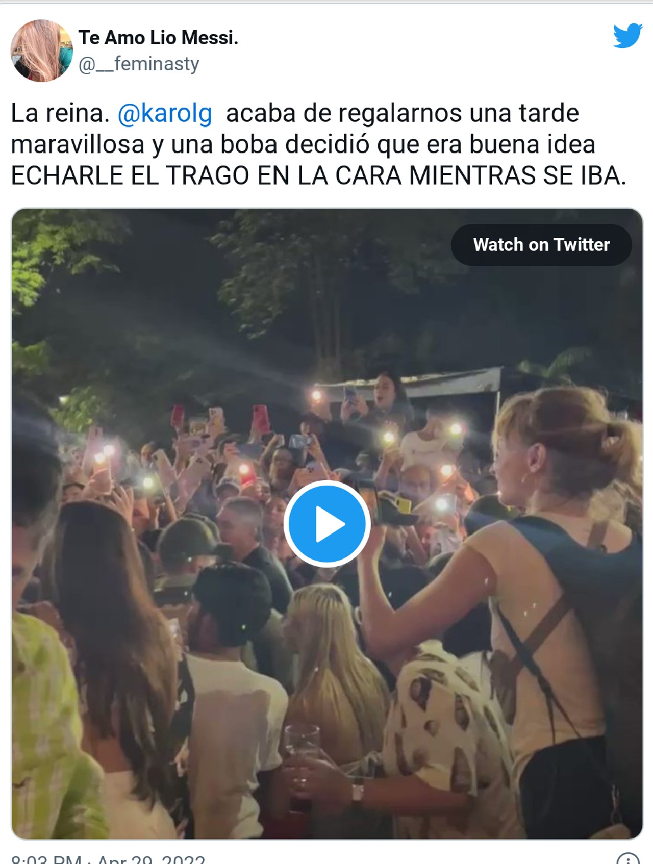 cerveza arrojada en cara