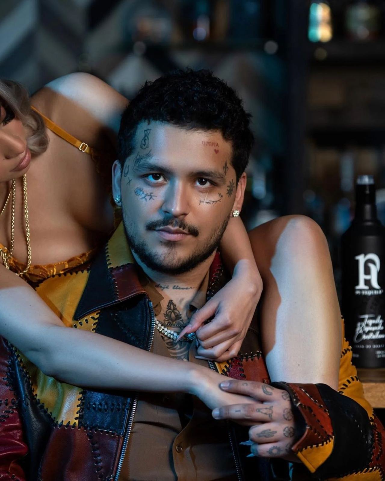 Nodal quita tatuaje Utopia frente cara