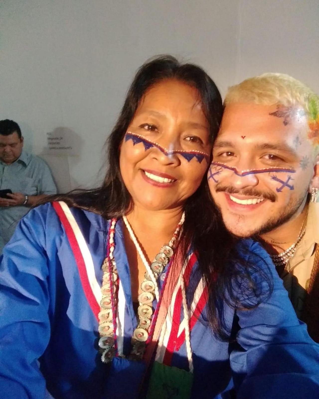 Nodal tatuaje cara pintura seri indigena