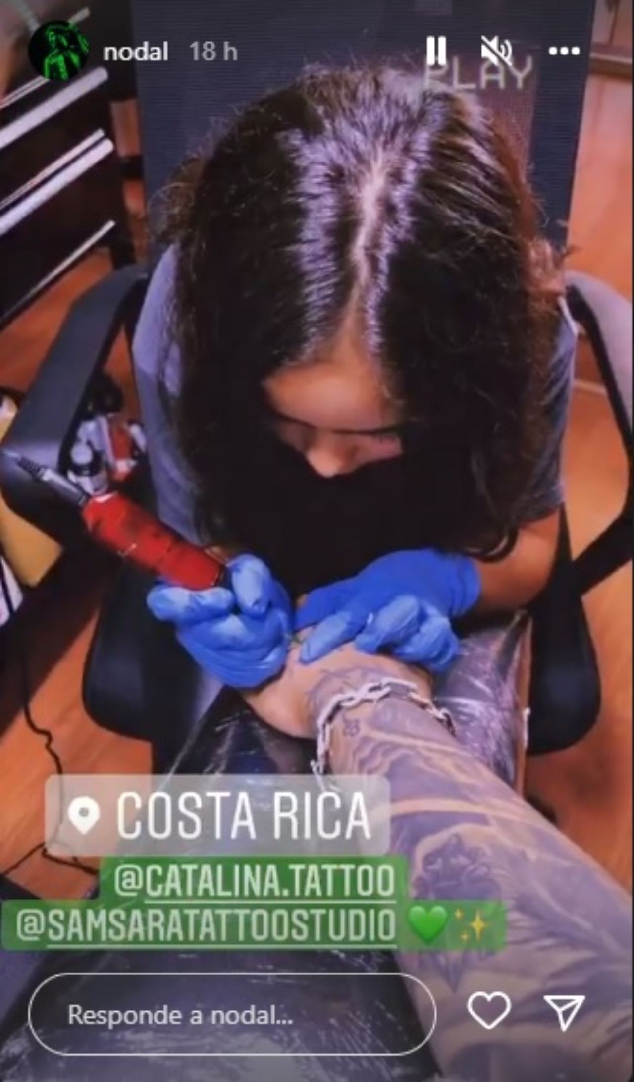 Niña tatua Nodal corazon verde mano