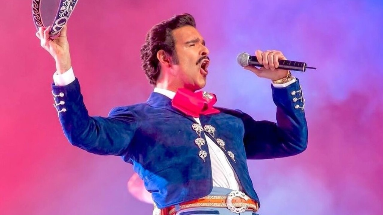 pablo montero borracho fiesta beso