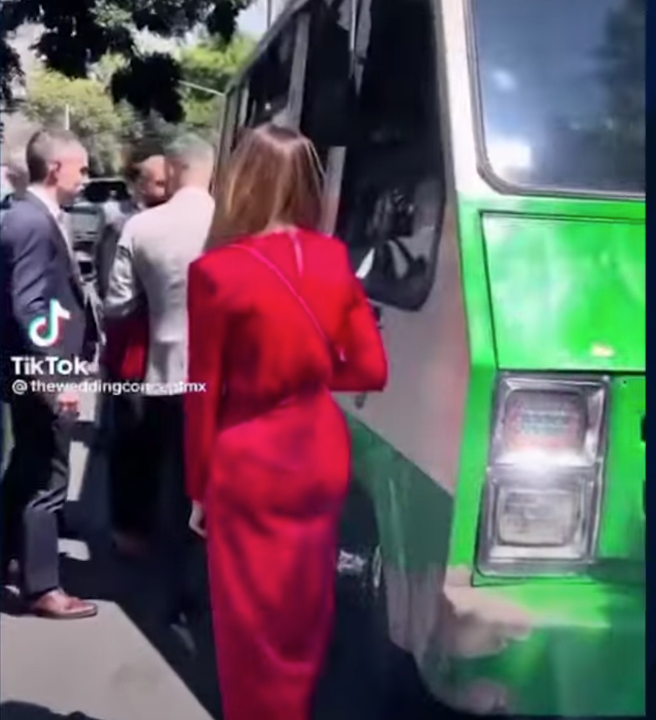 pareja boda microbus rentado criticas clasistas