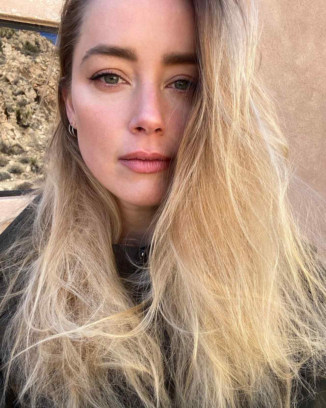 Amber Heard comprando ropa tienda rebajas