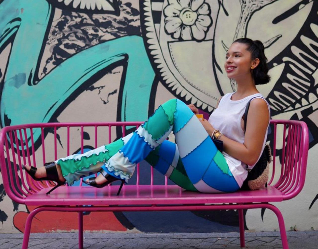 angela aguilar zapatos caros presume