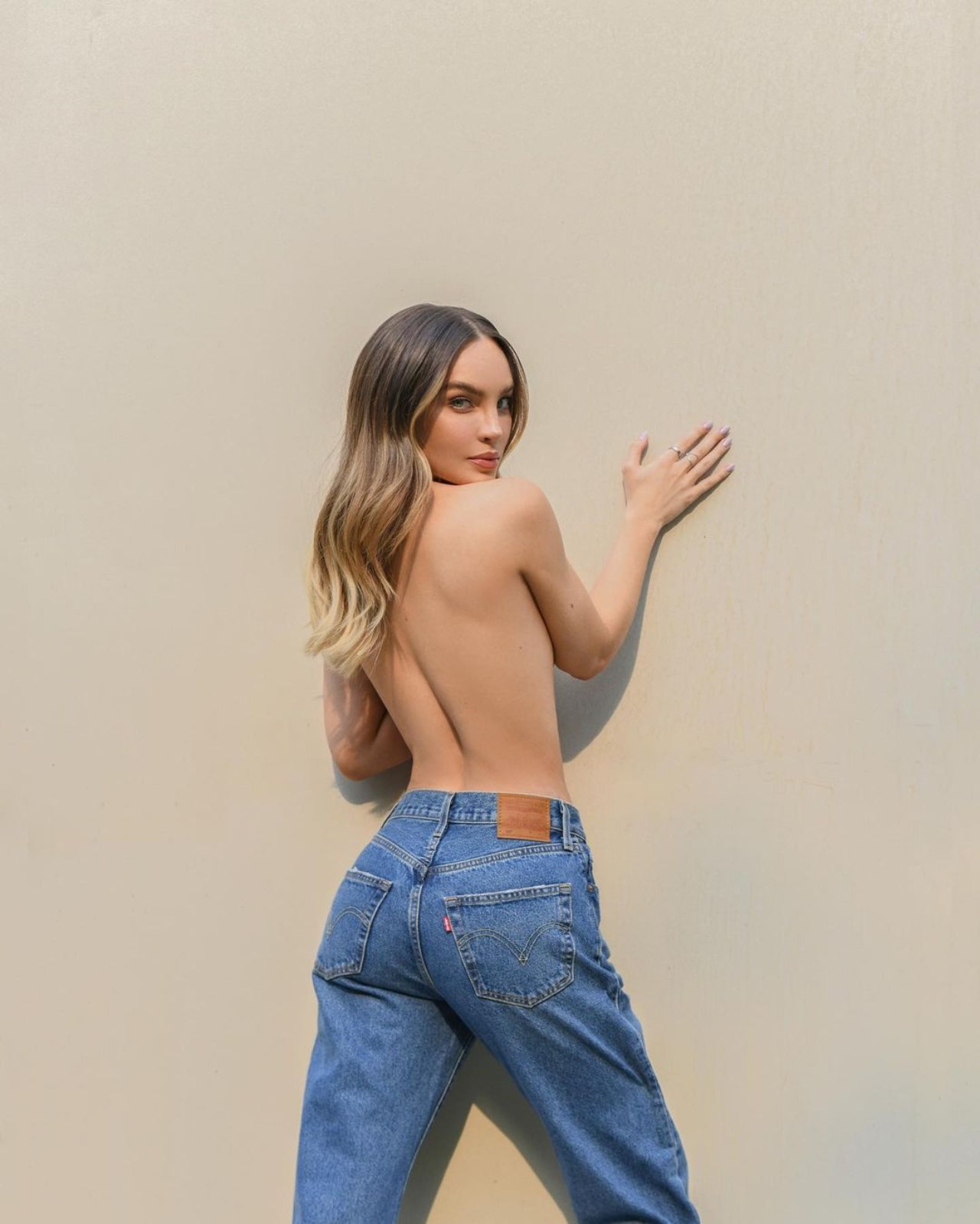 Belinda posando topless mientras Nodal pelea