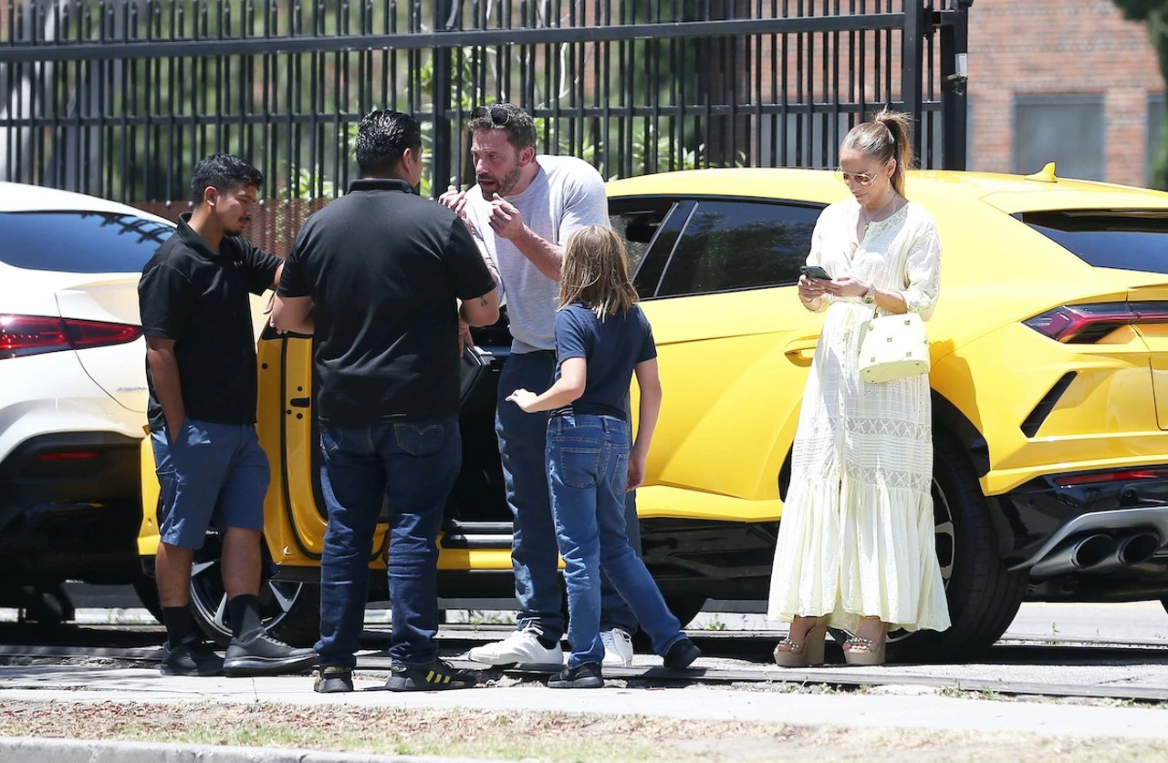 ben affleck hijo chica un carro de lujo