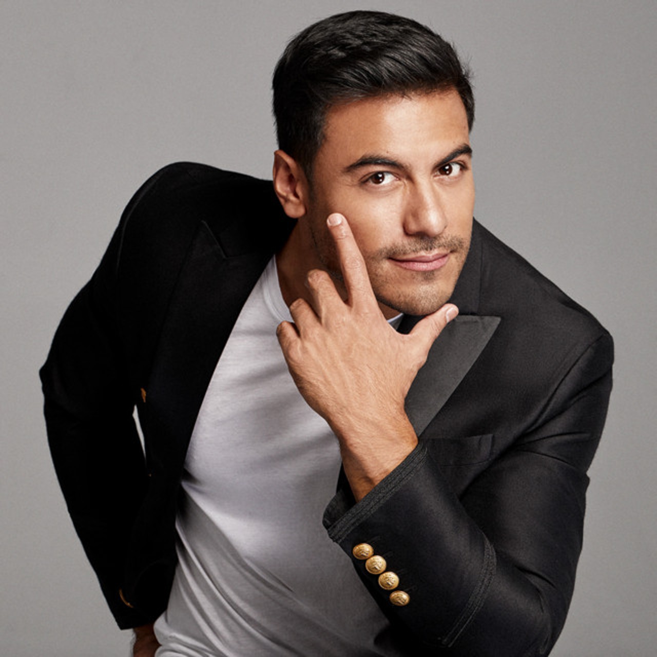 beso carlos rivera fanatico ramo flores