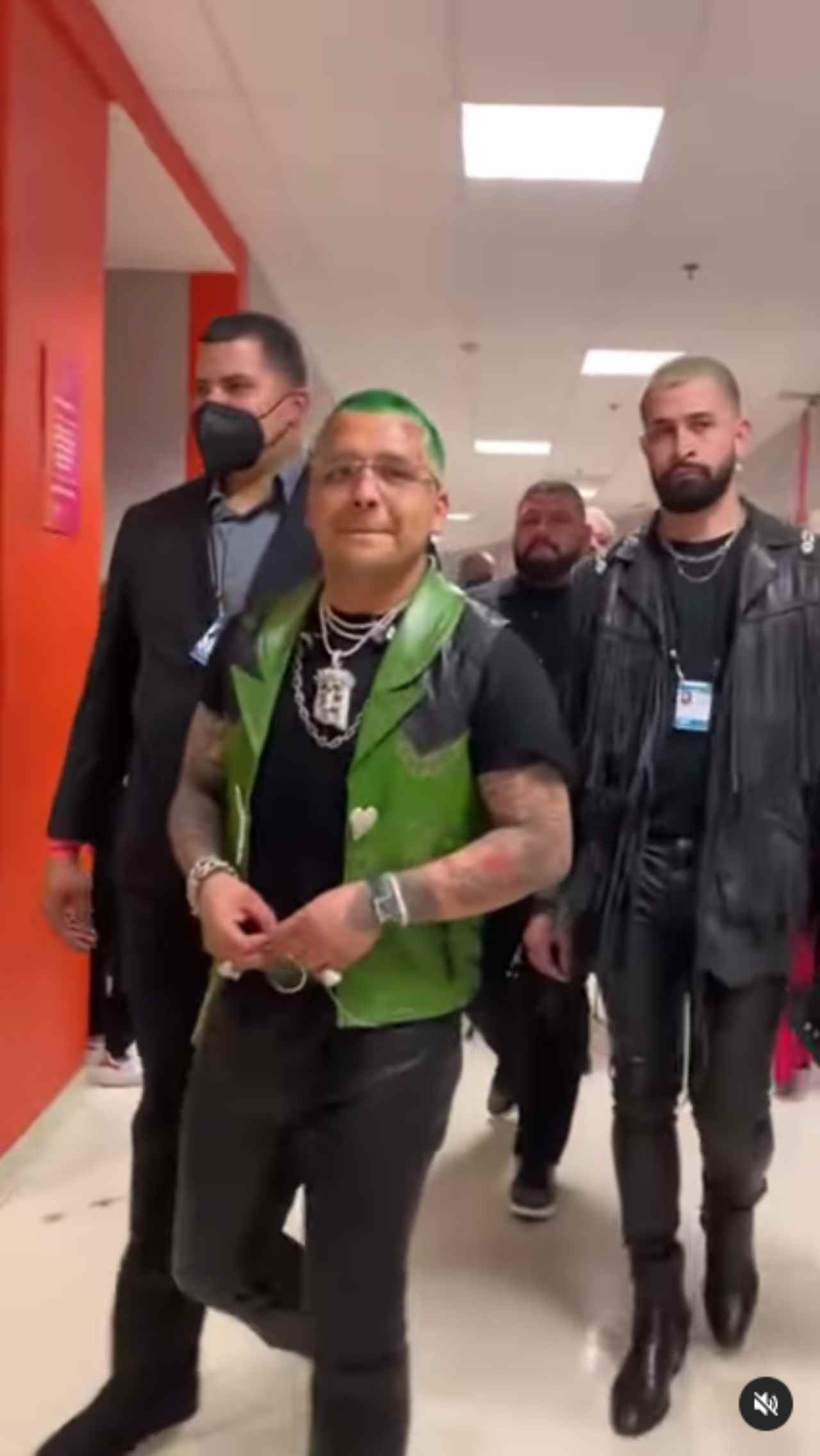Nodal reaparece con look de pelo verde