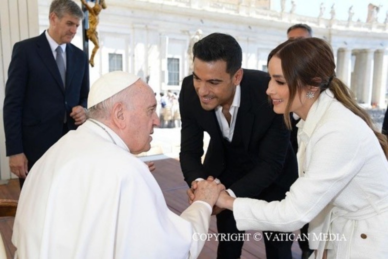 Carlos Rivera Cynthia papa Francisco bendicion boda