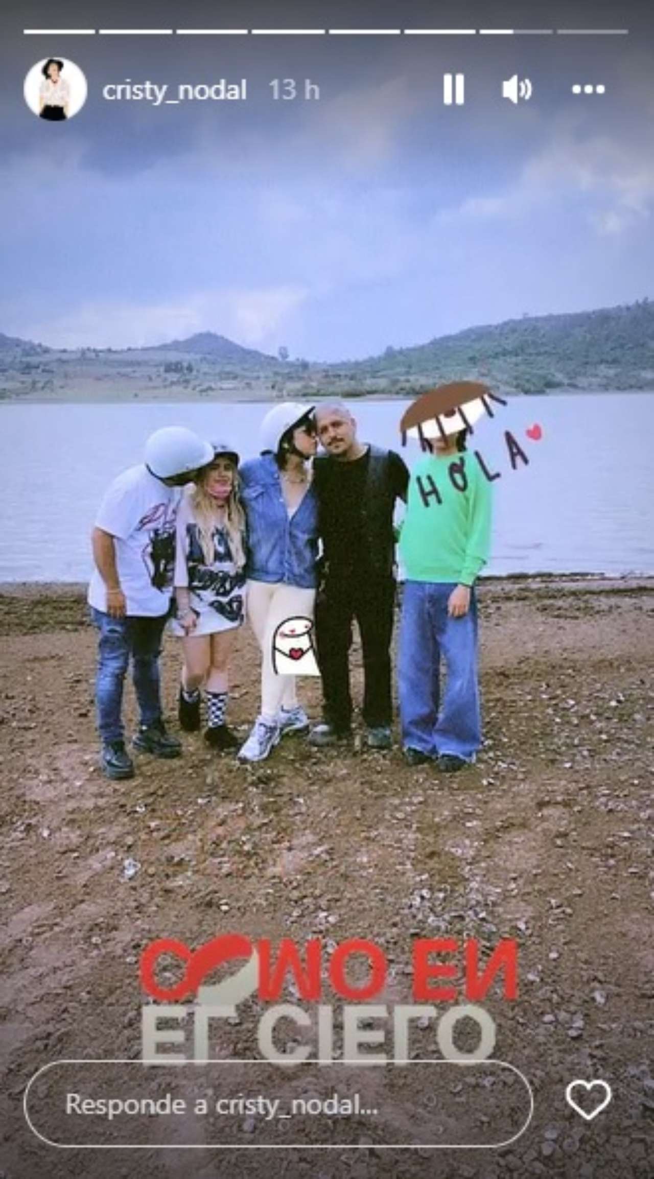 Familia Nodal cerca del lago juntos